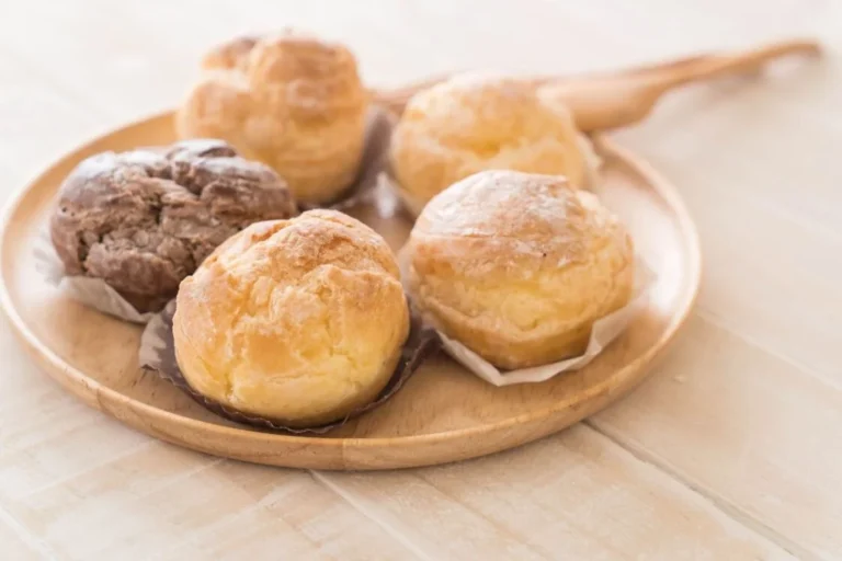 Como fazer bolinho de banana com recheio de doce de leite