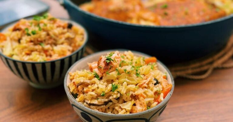 Uma refeição em uma panela: salmão e arroz fáceis