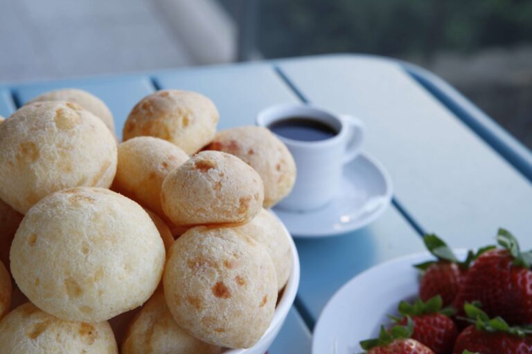 Como Fazer o Famoso Pão de Queijo Brasileiro